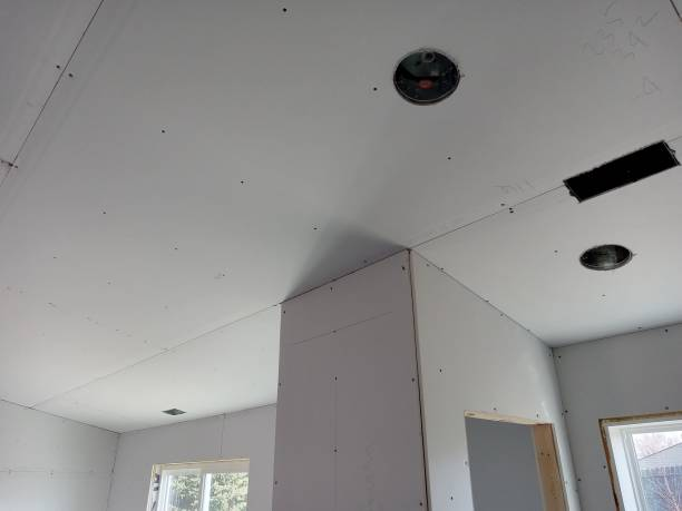 Советы по установке пластиковых панелей на потолок: обработка углов и соединений